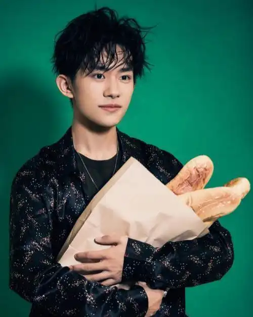 他不仅曾现身易烊千玺的家长会,2018年,他更是以tfboys易烊千玺易爸