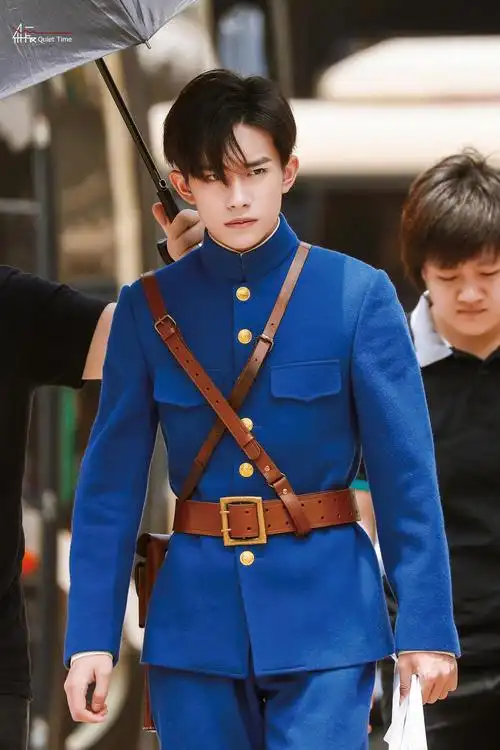 《热血同行》里的军装阿易,少年意气风发,戎装加身