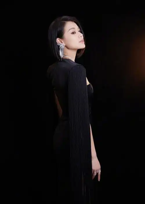 胡杏儿产后复出身材样貌完全不似生过娃气质优雅令人惊艳