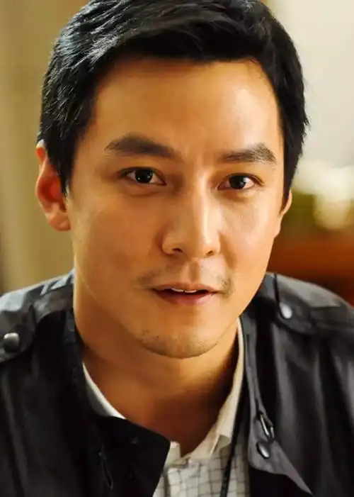 吴彦祖相比彭于晏之前梳起刘海的发型,小编发现,寸头更符合他私底下