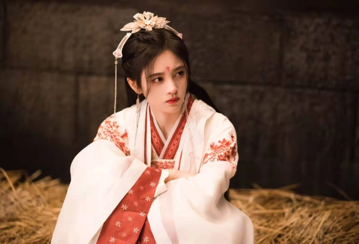 鞠婧祎演绑架戏太扯嘴中仅塞一小布片造型还被疑抄袭东宫