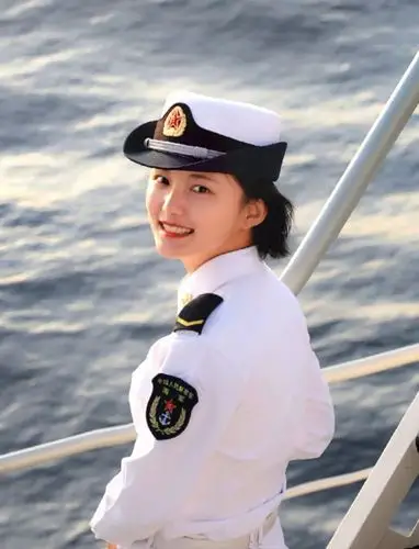 军装照vs便装照海军女神天团帅炸了