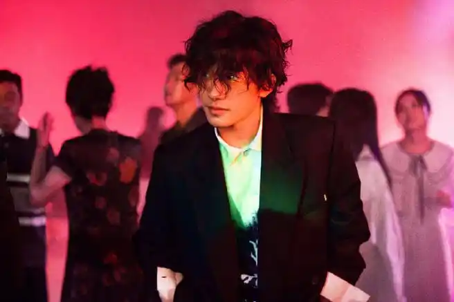 易烊千玺卷毛花絮照##易烊千玺卷毛西装造型