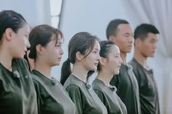 《真正男子汉》终极训练 杨幂佟丽娅大汗淋漓