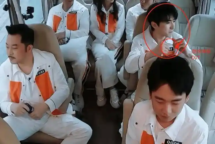 《跑男》热播,蔡徐坤舔链子引热议,我却关注他对baby的暖心照顾_杨颖