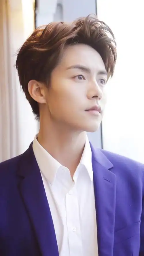 新晋暖男马天宇帅气蓝色西装写真