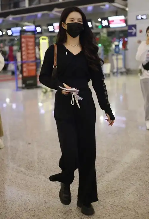 刘些宁长发披肩露笑眼尽显温柔全黑look潇洒飘逸气场强