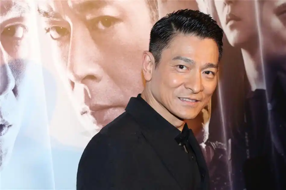 刘德华全黑造型不显老搭配油头成熟有型58岁老天王气场依旧足