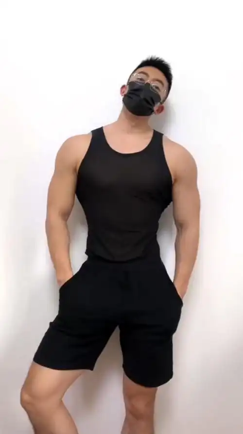 健身教练秀身材胸肌腹肌人鱼线完美翘臀麒麟臂真是帅气