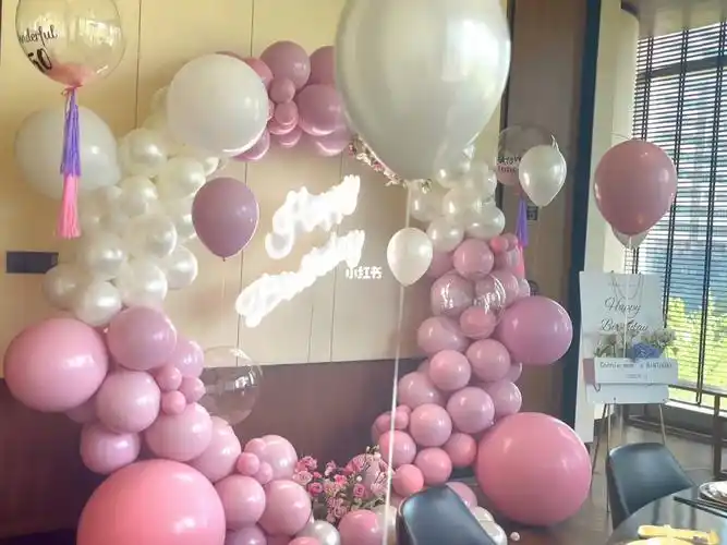 武汉粉色气球女生生日布置餐厅生日派对