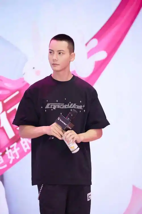 陈伟霆现身《暴风》开机仪式,为剧情需求皮肤黝黑配寸头,痞帅风_黑色