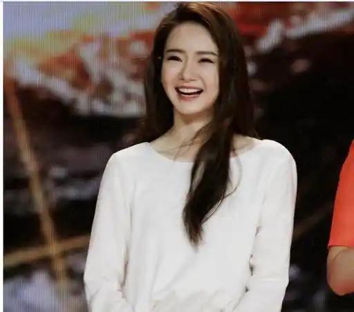 从歌唱选秀节目《我型我秀》出道的戚薇因为靓丽的外表和不俗的歌喉