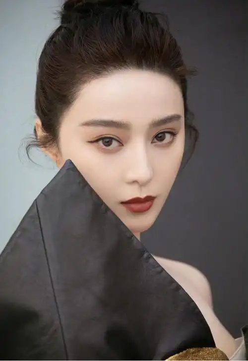 范冰冰真是不败的红毯女王穿半边骑士袖礼服依旧性感霸气