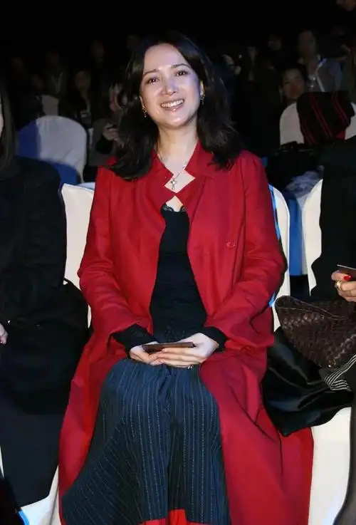 何晴老了后也发福了不少,双下巴很富贵,多肉的身材还挺柔软的