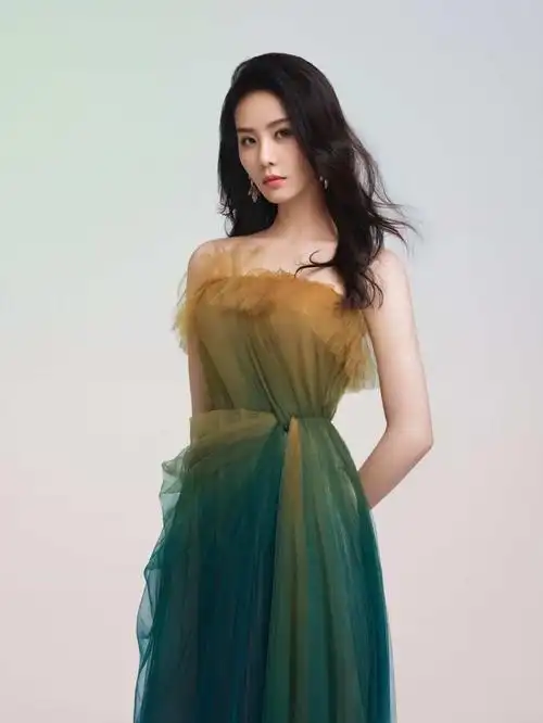 刘诗诗36岁生日大片身穿抹胸纱裙气质优雅