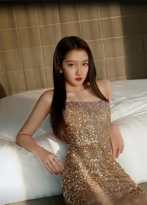 关晓彤大秀美肩锁骨,御姐风造型亮相晚会现场,23岁的她尽显成熟优雅