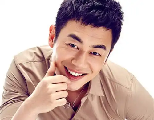 朱亚文曝"床照"大片 温暖笑容展型男魅力