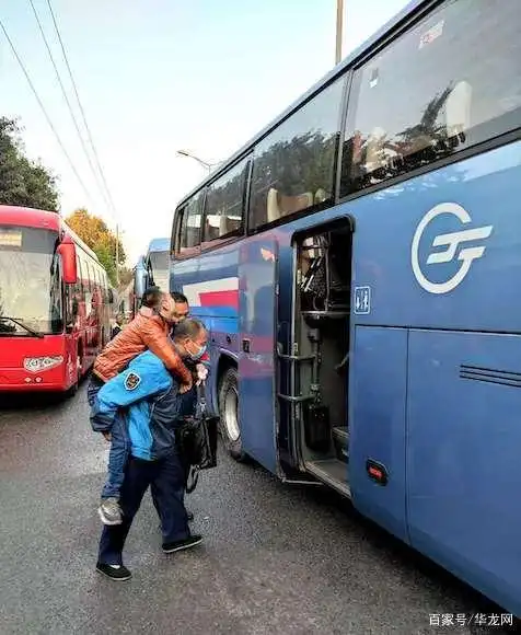 天暖人更暖 暖心公交人帮助残疾人上下车