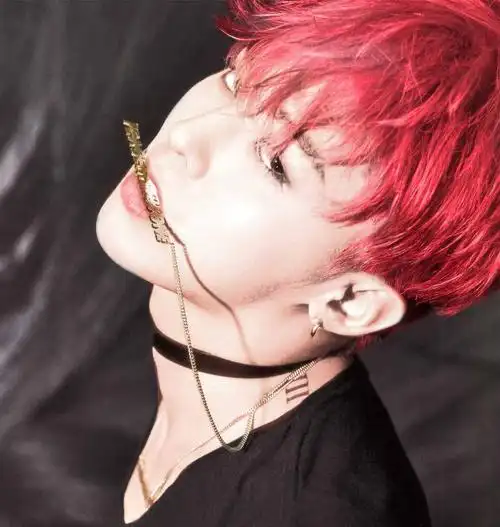 权志龙2015嘴里咬着一个东西的红发图片