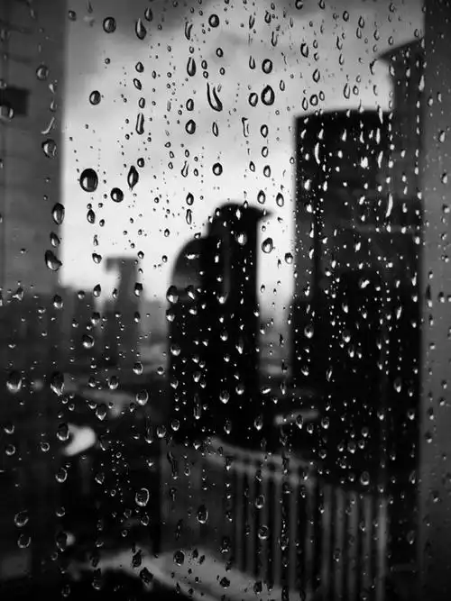 阴郁下雨天 玻璃窗上布满雨水