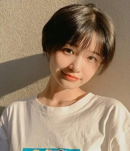 2020年流行女生短发发型,超级减龄有活力,甜甜少女感