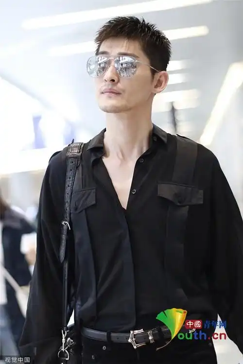 张翰单手提包大秀长腿 发型清爽黑色look酷劲足