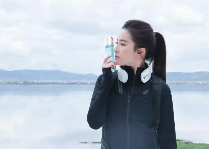 运动风的刘亦菲扎着高马尾清爽干净