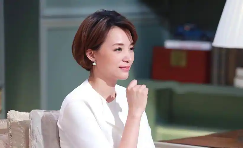 主持位置被顶替,家人被限制高消费,央视主持人董卿的日子不好过_观众