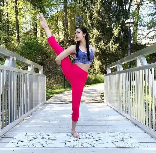 30岁的宋轶身穿蓝色轻纱吊带裙露出纤薄美背皮肤白皙仙气十足