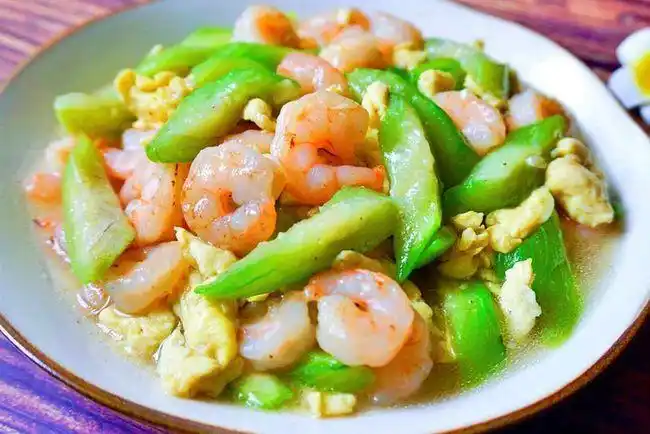 家常快手菜丝瓜炒虾仁,味道鲜美,加点李锦记家族蚝油拌饭更好吃!