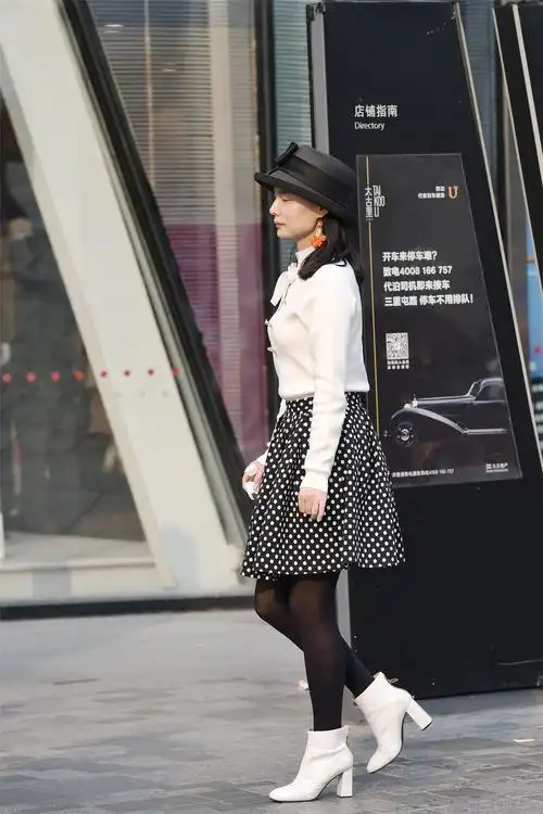 今年的姑娘超爱这种白色小短靴,你有这样的小白鞋么?_搭配