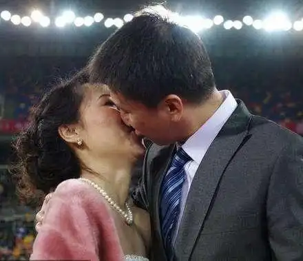 她曾是央视主持人,正红时嫁给了富豪,如今生活怎么样?