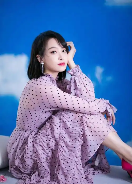 宋茜穿烟粉色波点裙展曼妙身姿 大红唇娇艳不失小女人妩媚