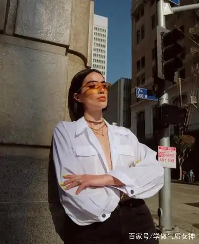 动作五:双手交叉 双手交叉会让人有一种距离感,再留下你高冷的表情,这