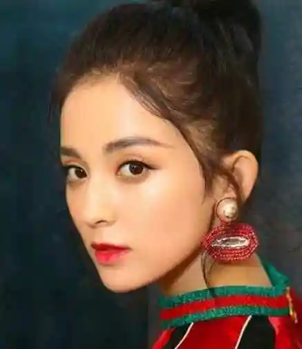 高发际线女孩告别高马尾吧,小心暴露缺点,4款发型让你更有气质