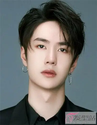 王一博最新封面造型 酷盖时尚表现力太可_发型站_最新流行发型设计