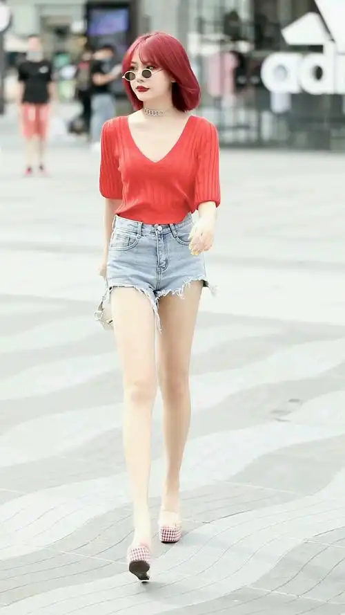 小姐姐这身材,就是男生眼中的微胖女生眼中的完美身材吧?