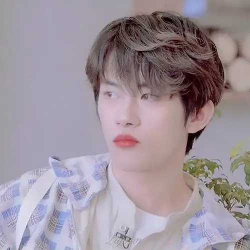 易烊千玺头像二传标注李奕然原截桃三浦