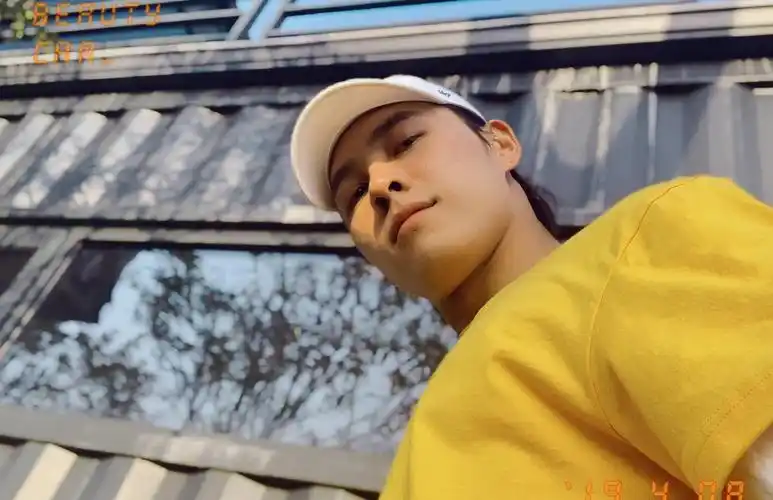 曾经被吴谨言官方否认过的绯闻男友洪尧在微博po出了一组照片,其中就