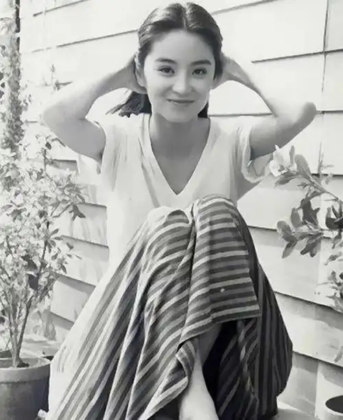 林青霞旧照曝光年轻时的颜值真的好美