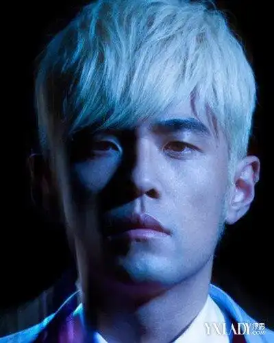 【图】盘点白头发帅气男生照片 白发发型更显独特和新潮