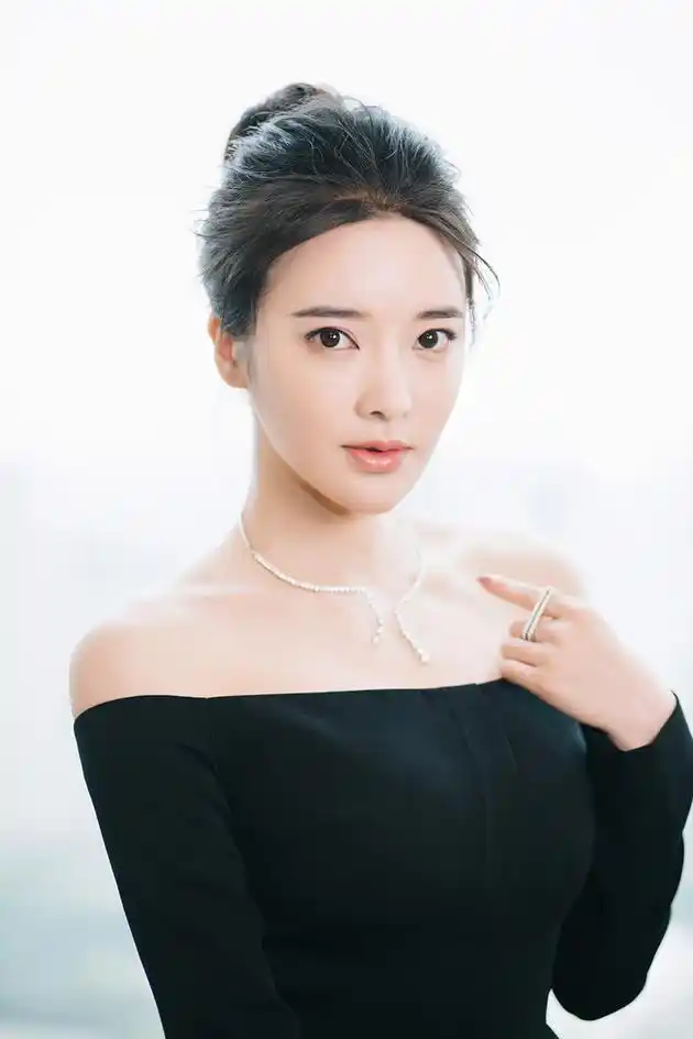 张璇亮相时尚盛典 展现迷人气质