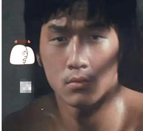 而且年轻时候的成龙眼睛竟然有点咪咪的样子,显得他特别可爱,而且鼻子