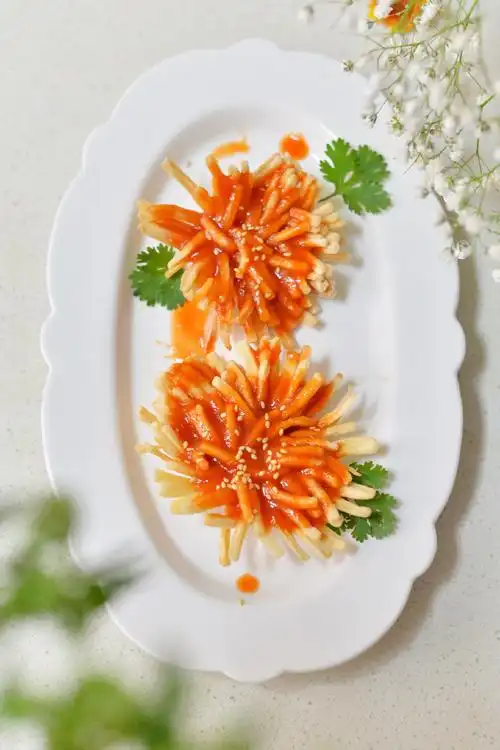 这道菜,制作材料方面,用到了普通的杏鲍菇,番茄酱,以及非常不普通