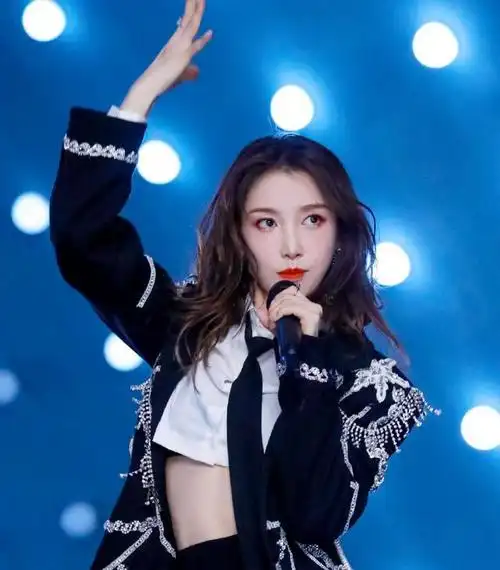 姜贞羽换脸了?戛纳红毯上19岁的她,和创3中的她判若两人