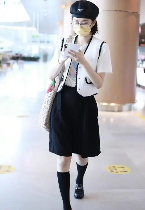 乔欣挺适合学院风的马甲配五分短裤简约潇洒看得出身材有多瘦