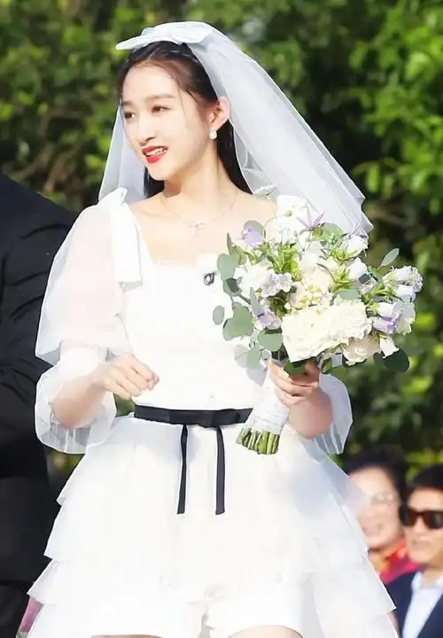 关晓彤太"不要脸",没眼看婚纱造型短裤外穿!气质四射真甜美