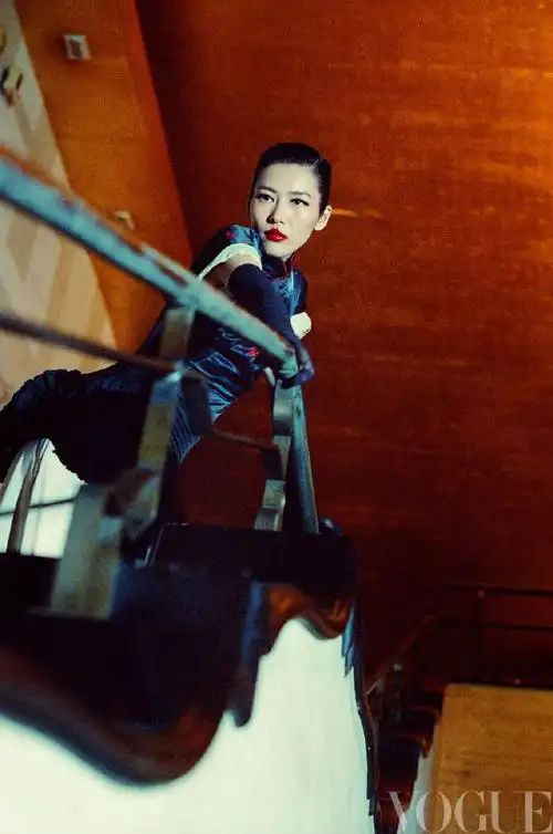 刘雯vogue六月刊封面##刘雯复古电影vogue大片##夏永康镜头下的刘雯