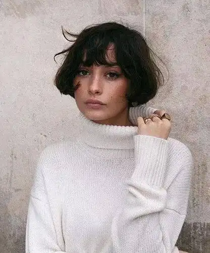 自从换成耳下短发后,不仅整个人更有灵气了,衣服也越穿越好看,复古