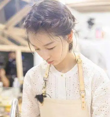 周冬雨短发两边编发周冬雨编发图片大全